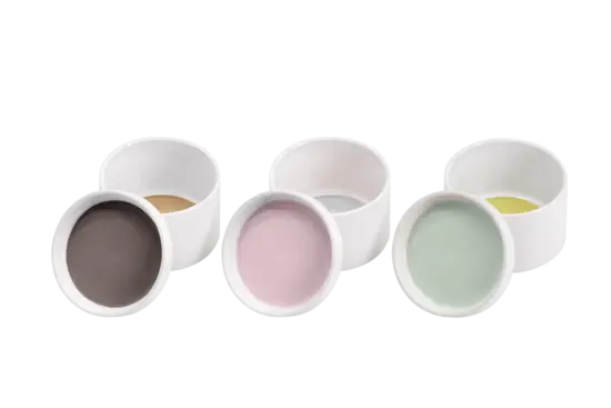 Seks stabelbare porcelænsskåle med pastelfarvede indersider i forskellige nuancer.