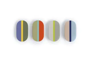 Sæt med fire ovale porcelænsdåser, hver med unikke farvekombinationer og moderne design.