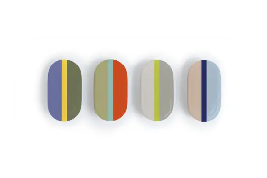 Sæt med fire ovale porcelænsdåser, hver med unikke farvekombinationer og moderne design.