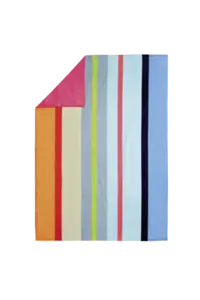 Farverigt picnictæppe med lodrette striber i orange, rød, gul, blå, og en pink underside.