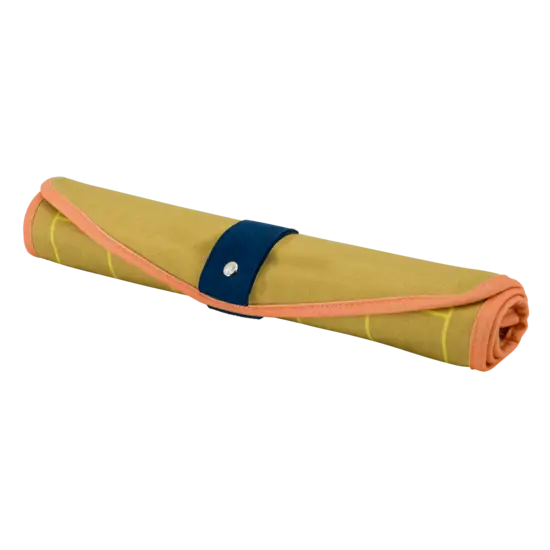 Kompakt, rullet tekstilspil med kanttrim og knaplukning for nem transport.