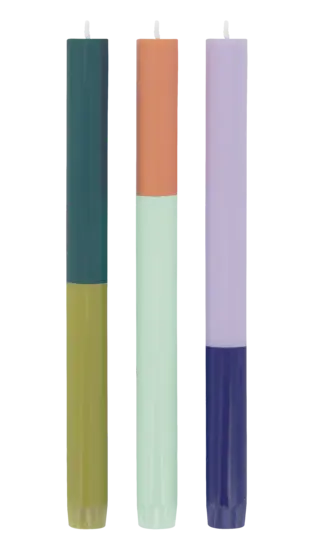 Tre farverige, cylinderformede stearinlys med moderne farveblokdesign og flad bund.