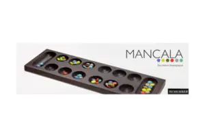 Mancala-spil med rektangulær bræt, runde farvede brikker i små fordybninger, navnet "Remember".