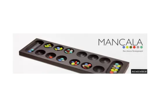 Mancala-spil med rektangulær bræt, runde farvede brikker i små fordybninger, navnet "Remember".