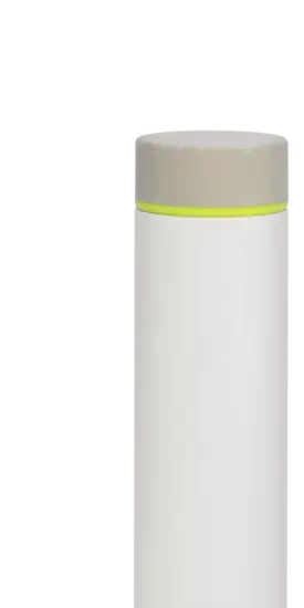 Cylindrisk termoflaske med lys krop og bånd ved låget. Minimalistisk og jævn overflade.