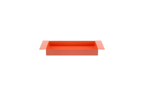 Lille rektangulær metalbakke i koral med sidehåndtag, enkel og funktionel i design.