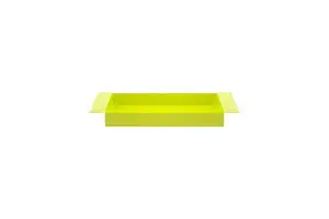 Rektangulær bakke i limefarve med hævede kanter og minimalistisk design.
