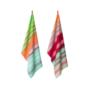To farvestrålende viskestykker med stribemønstre hænger; én i grøn/orange, én i rød/pink.