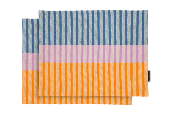To dækkeservietter med stribemønster i blå, lilla og orange farver.