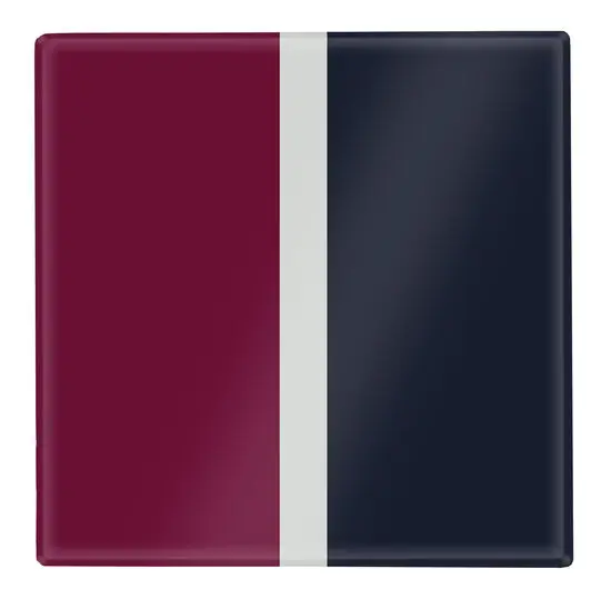 Firkantet skærebræt med afrundede kanter, farveblokdesign i bordeaux, hvid og navy.