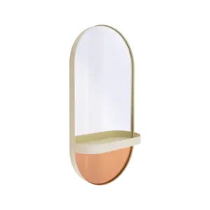 Oval spejl med cremefarvet ramme og hylde. Øvre del spejl, nedre del adskiller sig visuelt.