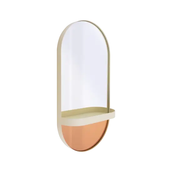 Oval spejl med cremefarvet ramme og hylde. Øvre del spejl, nedre del adskiller sig visuelt.