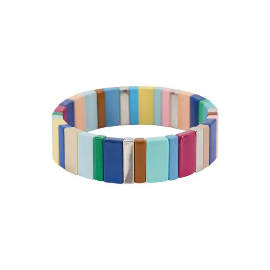 Armbånd med farverige, rektangulære segmenter i en ensartet størrelse, der danner et kontinuerligt bånd.