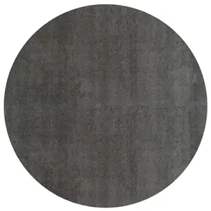 Rundt tæppe i ensartet stålgrå, stilrent og moderne, velegnet til forskellige møbler og interiør.
