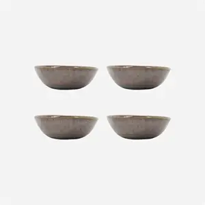 Fire rosa skåle med lav højde, arrangeret kvadratisk, rund form, let glans.