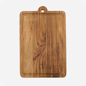 Rektangulært skærebræt i naturtræ med ophængshul og "Nicolas Vahé" indgravering.