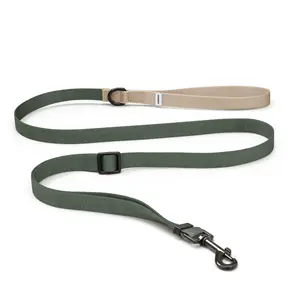 Grøn og sandfarvet hundesnor med metalclips, justerbar skyder og løkkehåndtag.
