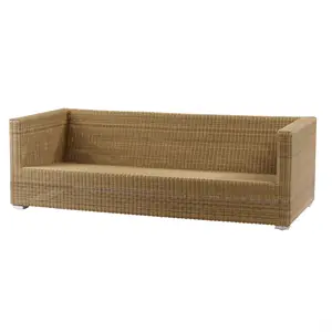 Minimalistisk sofa med høje sider og ryg, vævet i naturligt, lysbrunt materiale. Ensartet mønster.