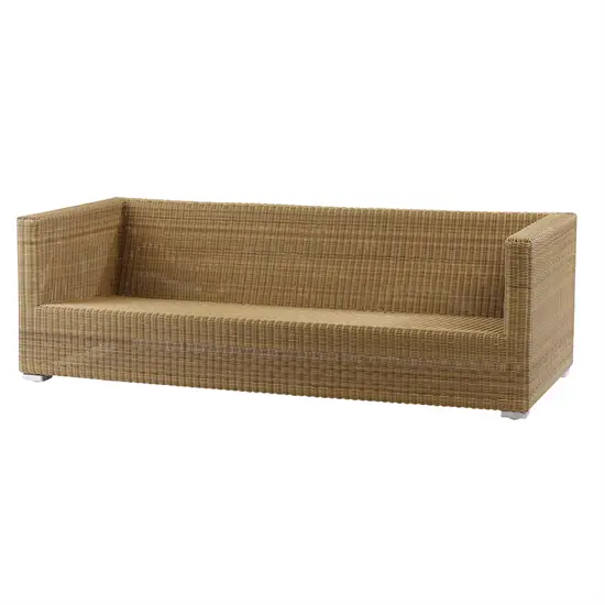 Minimalistisk sofa med høje sider og ryg, vævet i naturligt, lysbrunt materiale. Ensartet mønster.