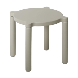 Sandgrå By KlipKlap stabelbar taburet med rundt sæde og fire ben, vist alene.