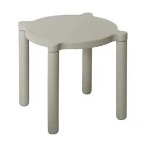 Sandgrå By KlipKlap stabelbar taburet med rundt sæde og fire ben, vist alene.