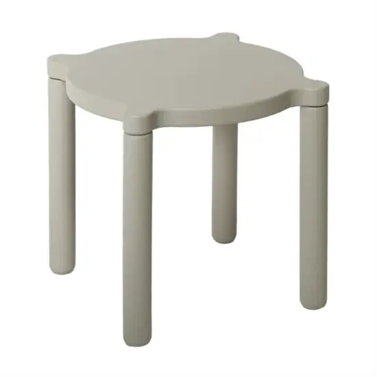 Sandgrå By KlipKlap stabelbar taburet med rundt sæde og fire ben, vist alene.