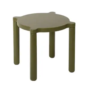 Olivengrøn stabelbar skammel med rundt sæde, let buede kanter og fire cylindriske ben.