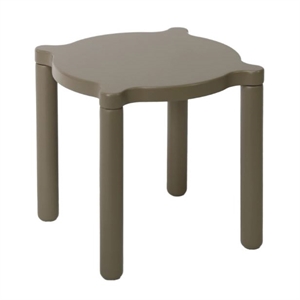 By KlipKlap stablingsskammel i taupe med rundt sæde og fire ben. Stabelbar funktion.