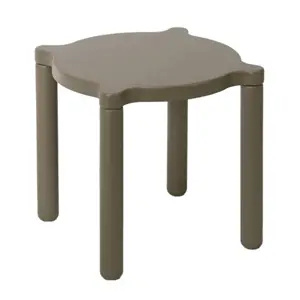 By KlipKlap stablingsskammel i taupe med rundt sæde og fire ben. Stabelbar funktion.