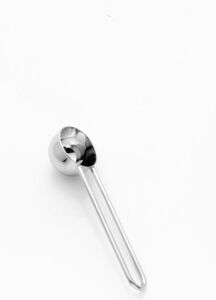 Kaffemåleske i rustfrit stål med rund skovl og skinnende finish.