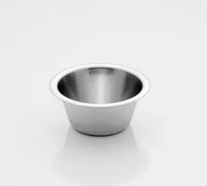 Rund stålskål med glat, skinnende overflade og bred kant. Kapacitet 4 liter.