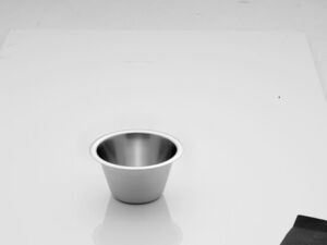 Lille, rund skål med skinnende overflade og bred kant. Kapacitet 3/4 liter, taper nedad.