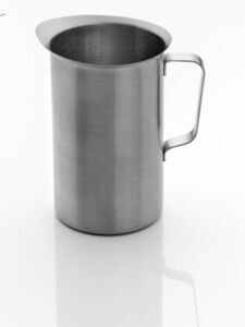 Rustfri stålkanne med glat overflade og enkelt design. 1,30 liter kapacitet.