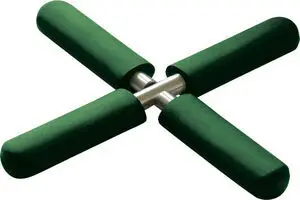 Grøn bordskåner med fire håndtag i krydsform, fra Steel Function, til brug i køkkenet.