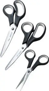 Sæt af tre sakse i forskellige størrelser med sorte håndtag og "STEEL FUNCTION" på bladene.