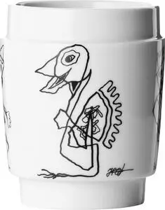 Hvid porcelænskop med sorte, kunstneriske linjetegninger af abstrakte figurer og motiver.