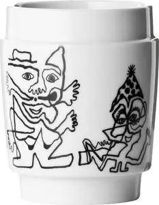 Porcelænskop med sort-hvide, abstrakte figurer og legende, cartoon-agtigt design.