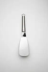 Skinnende paletkniv med flad, bred klinge og metallisk håndtag, ca. 29,5 cm lang.