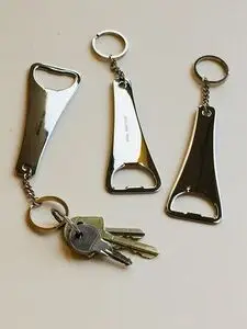 Tre skinnende kapselåbnere med nøgleringe, én med nøgler. Mærket "Steel Function" er synligt.