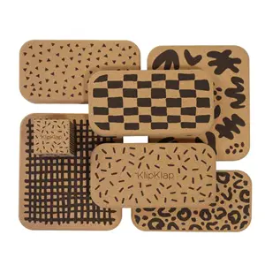 Sæt af rektangulære korksten med mønstre som trekanter, tern, streger og abstrakte former.