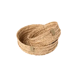 Runde, flettede kurve stablet sammen, med naturligt udseende og synlig vævningsstruktur.