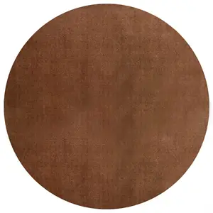 Rundt tæppe i ensartet cognac-farve, diameter 200 cm, klassisk og elegant design.
