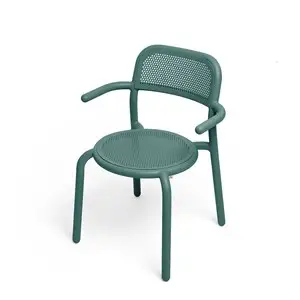 Grøn Toní Armchair med mønster på sæde og ryg, buede armlæn og fire ben.