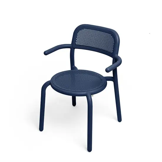 Mørkeblå stol med perforeret ryg og sæde, runde armlæn og moderne design.