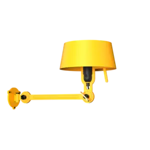 Gul lampe med cylindrisk skærm og justerbar arm, vægmonteret.