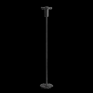 Slank gulvlampe i røgsort med cirkulært lampehoved og firkantet base.