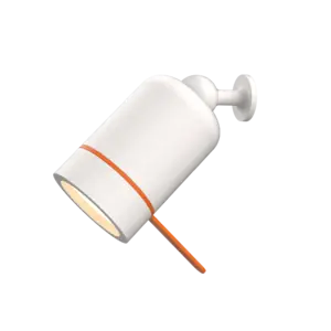 Hvid cylindrisk lampe med orange bånd, monteret på hvidt beslag med cirkulær base og ribbet tekstur.