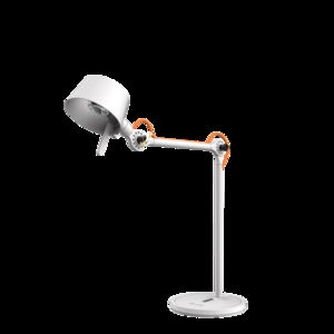 Moderne hvid bordlampe med justerbar arm, orange led, rund skærm og stabil base.