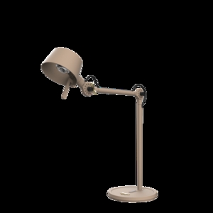 Lerbrun bordlampe med justerbar arm og rund skærm. Industrielt design med synlige ledninger.