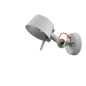 Tonone BOLT10 væglampe i misty white med synlige orange og gule ledninger på rund vægplade.